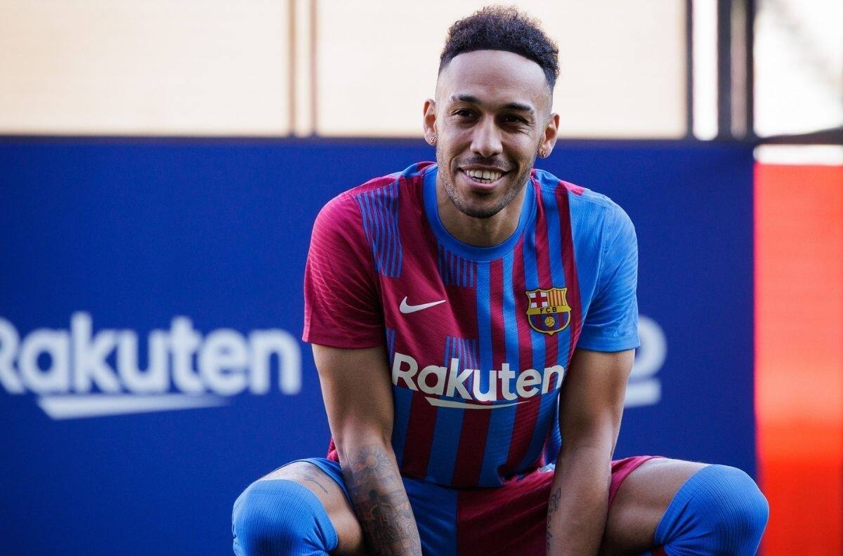 Pierre Aubameyang salió a Francia en medio de la espera de definir su futuro con Barcelona