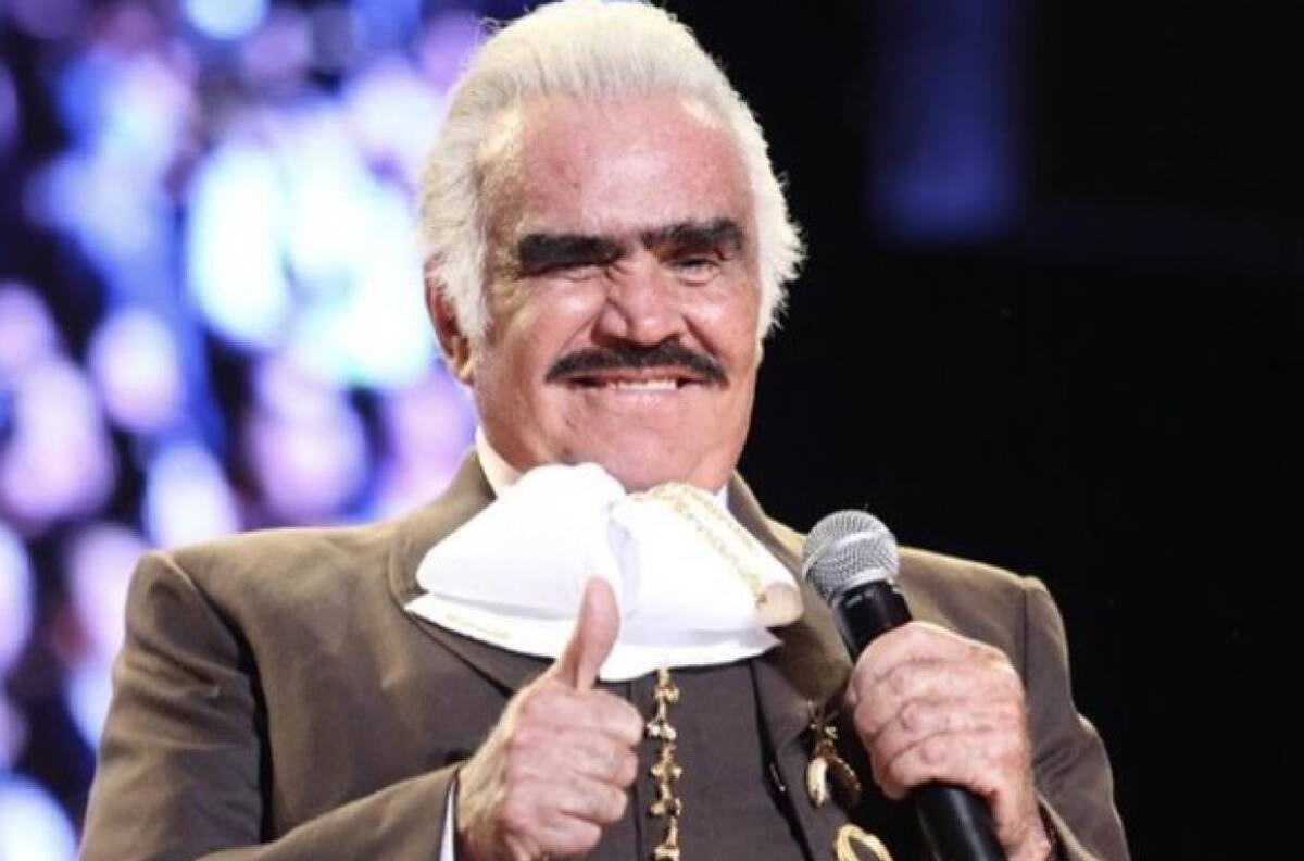 Vicente Fernández es hospitalizado
