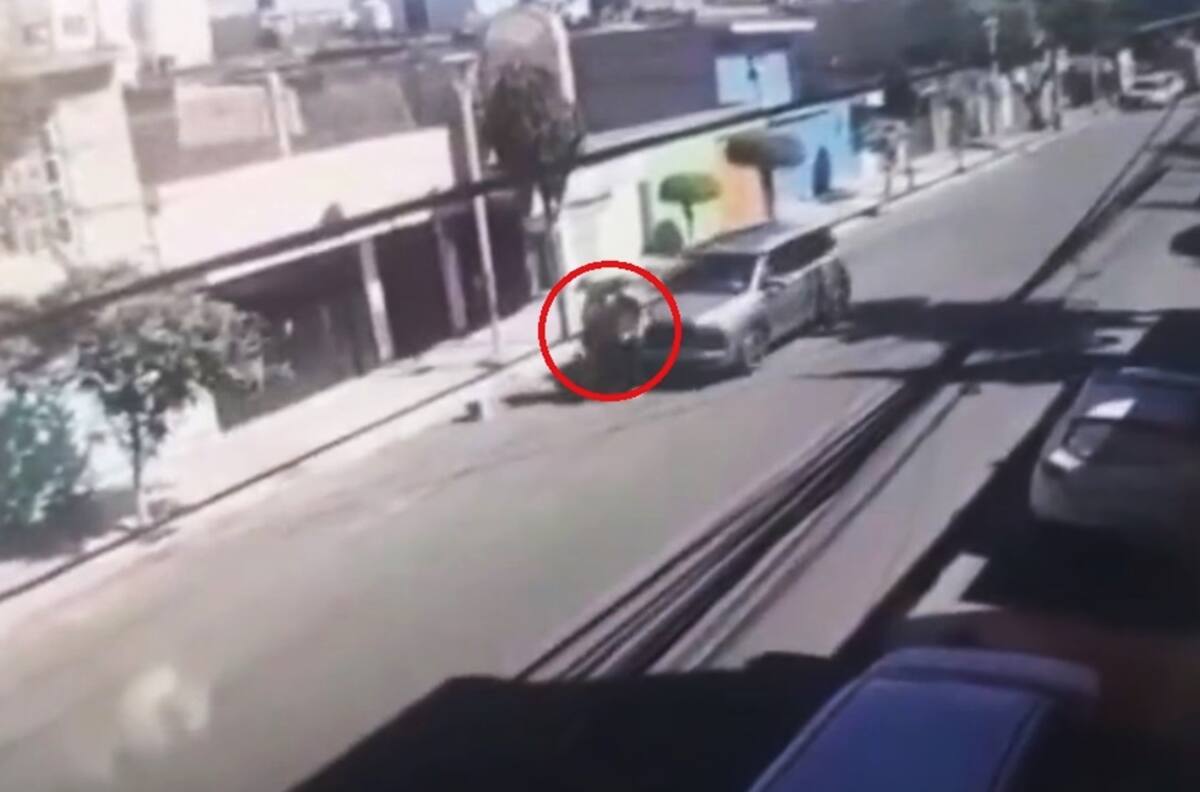 VIDEO: Conductor atropella de manera criminal a pareja en calles de la Ciudad de México