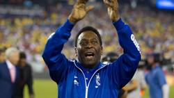 VIDEO | El terrorífico corpóreo de Pelé que dio puntapié inicial en partido del fútbol brasileño