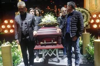 Los hijos y nietos de Vicente Fernández hicieron la primer guardia en su honor durante su homenaje