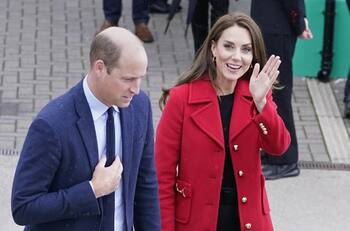 Moda: El emotivo mensaje que esconde el abrigo rojo de Kate Middleton