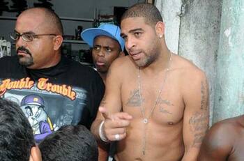 Video | Adriano es captado en estado de ebriedad en una moto en las favelas