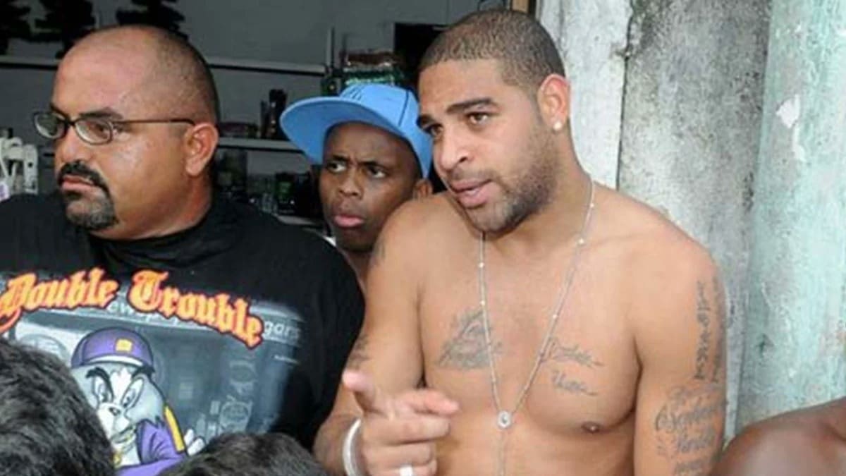 Video | Adriano es captado en estado de ebriedad en una moto en las favelas
