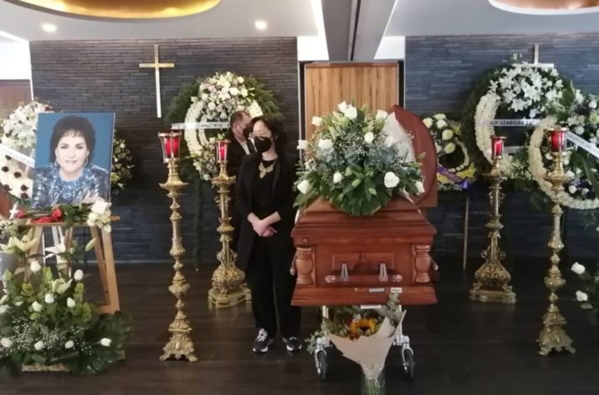 Lloran cientos de personas a Carmen Salinas en su funeral repleto de flores