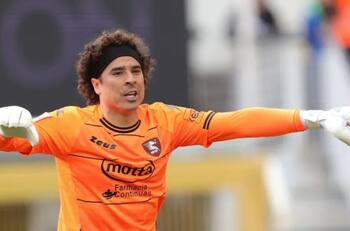 Guillermo Ochoa recibe visita especial tras empate del Salernitana frente a la Fiorentina en la Serie A