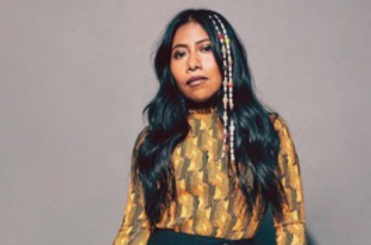 Yalitza Aparicio cautiva con minivestido en su tierra natal