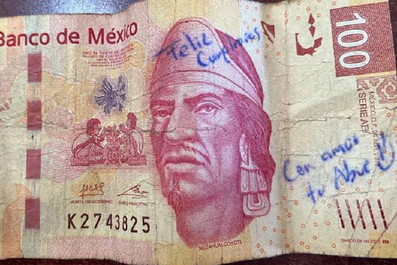 A través de redes sociales, una mujer busca al dueño de un billete de 100 pesos con mensaje especial y dedicatoria
