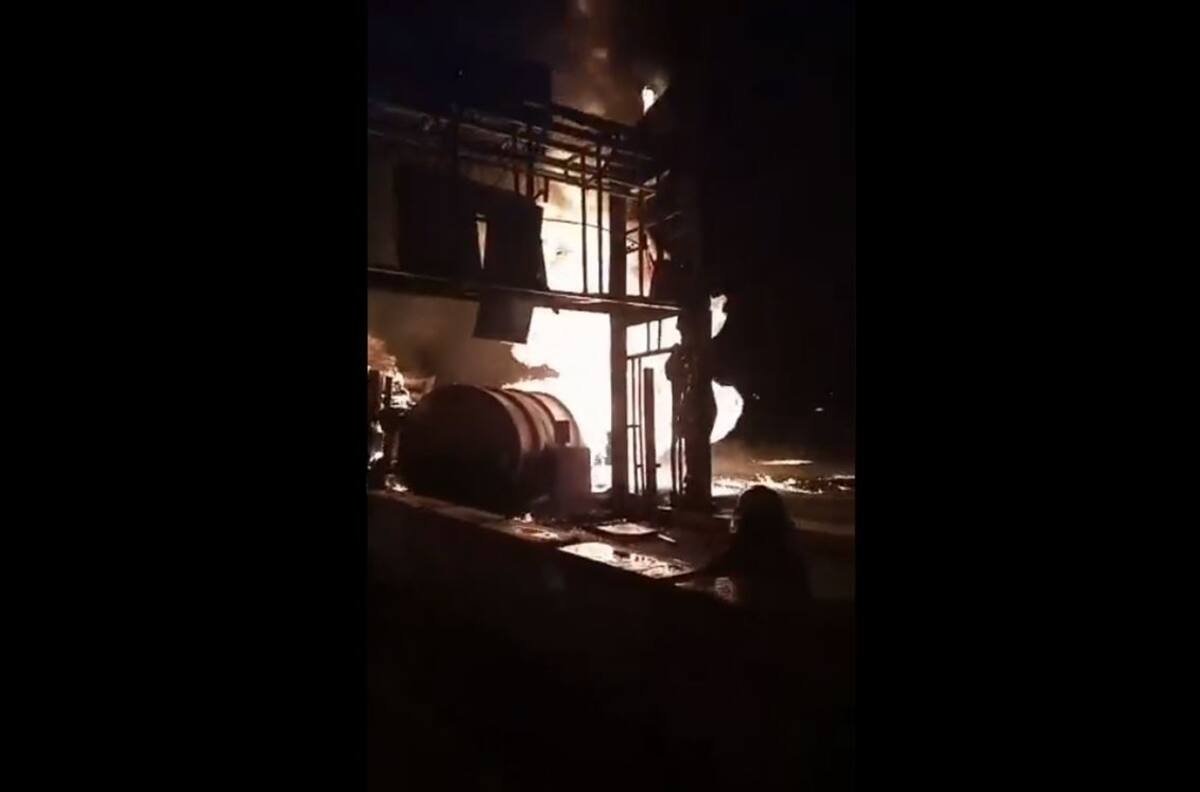 Video: Pipa vuelca y se incendia en caseta de Tultepec