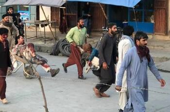 Suman más de 60 muertos en doble atentado en aeropuerto de Kabul; ISIS se atribuye explosiones