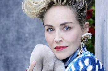 A sus 63 años, Sharon Stone da la bienvenida al verano luciendo su figura en bikini