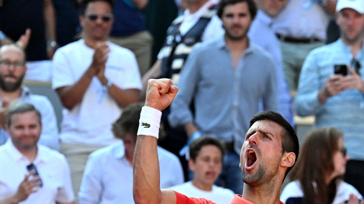Novak Djokovic celebra su victoria ante Alcaraz en Roland Garros.