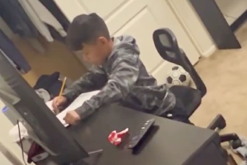 Niño hace trampa con ayuda de una Alexa.