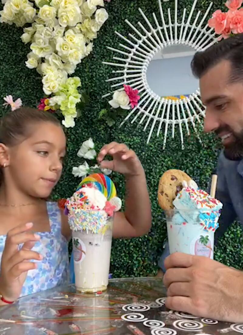 Padre e hija disfrutaron de su tarde tomando malteadas