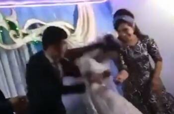 VIDEO | ¡No se casen! Hombre golpea a su esposa en plena boda