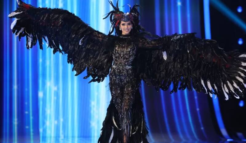 La candidata chilena desfiló como cóndor andino.