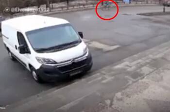 VIDEO: Misil alcanza a ciclista en bombardeo en Ucrania