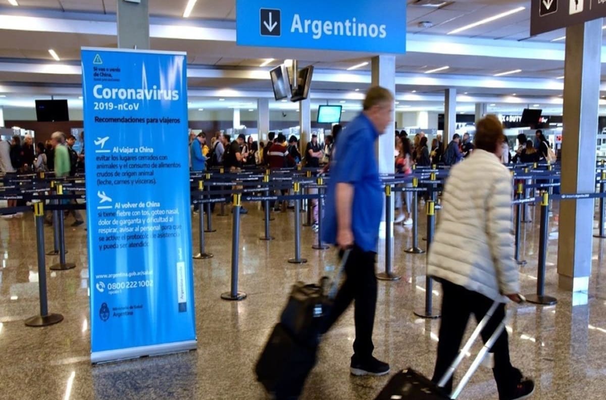 Aíslan a 167 argentinos por estudiantes que dieron positivo a COVID a su regreso de Cancún