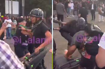 VIDEO| Ciclista atropella a menor y mujeres que marchaban por el 25-N lo golpean