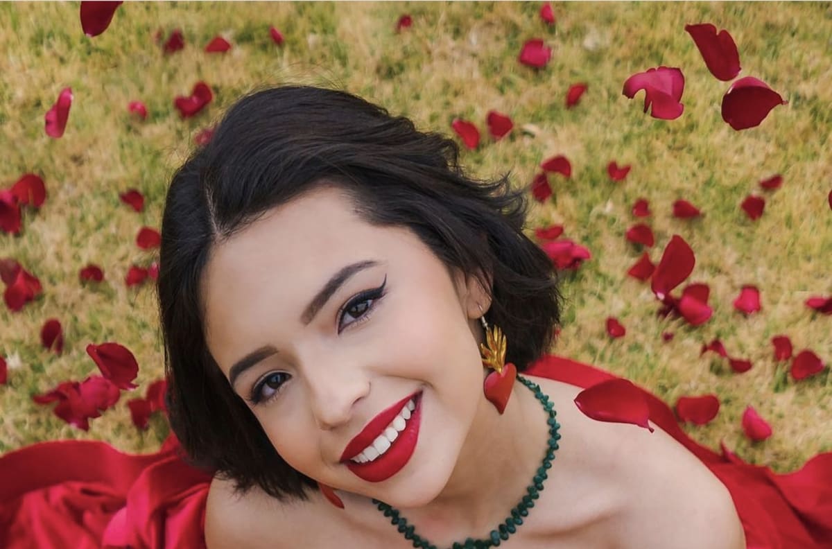 Ángela Aguilar presumió el hermoso vestido que le heredó su abuela en Instagram