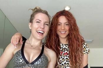 Shakira rompe las olas en su tabla rosa