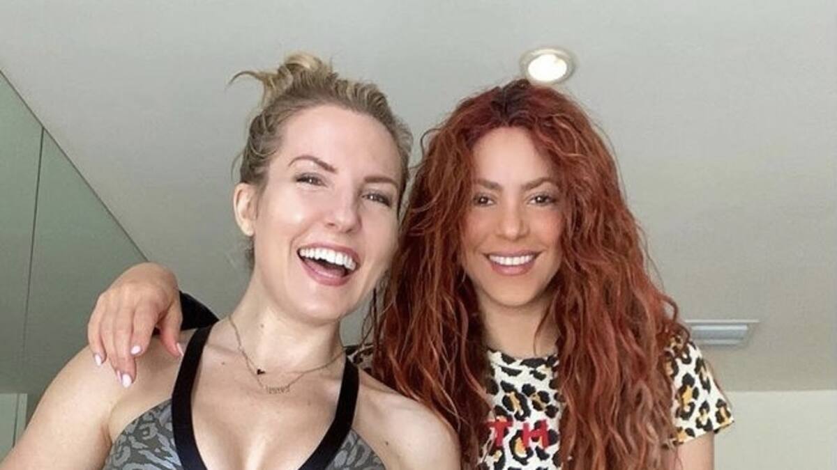 Shakira rompe las olas en su tabla rosa