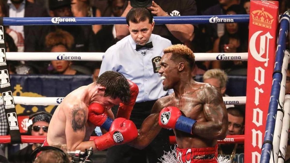 Boxeador agrede y roba propinas a una mesera