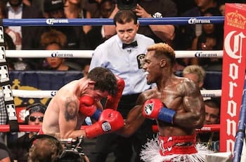 Boxeador agrede y roba propinas a una mesera