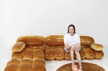 Rapero presenta sofá de IKEA con forma de bollo de pan