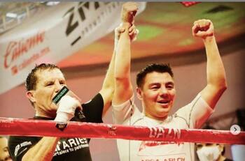 Video: El Travieso Arce se calienta y responde insultos de JC Chávez