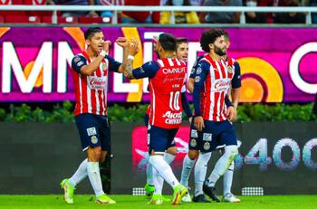Las Chivas dieron un golpe de autoridad en su debut: Derrotaron 3-0 al Mazatlán