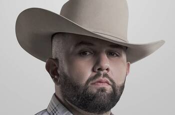 Carín León lanzará su nuevo material titulado “Inéditos” en los próximos días