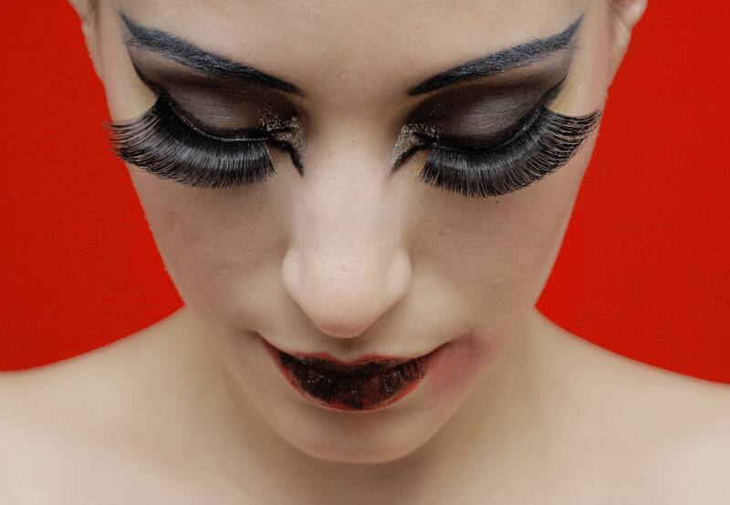 Para que puedas lucir pestañas que parezcan postizas te delamos esta maravillosa receta. Un secreto de belleza que no te puedes perder | Foto: Befunky