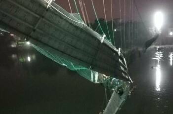 VIDEO | Reportan 120 muertos tras derrumbe de puente colgante en la India