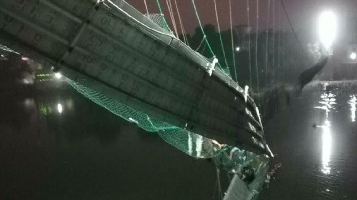 VIDEO | Reportan 120 muertos tras derrumbe de puente colgante en la India