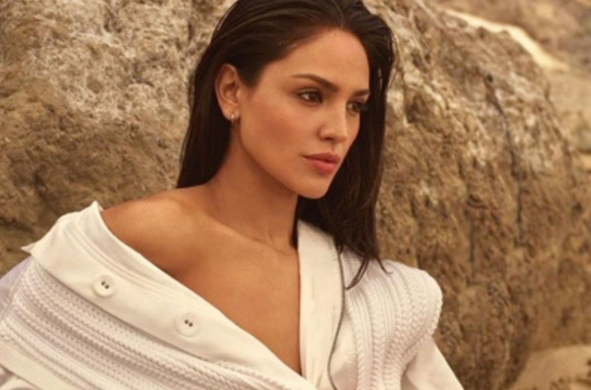 Eiza González disfruta vacaciones en yate y luce espectacular con diminuto bikini