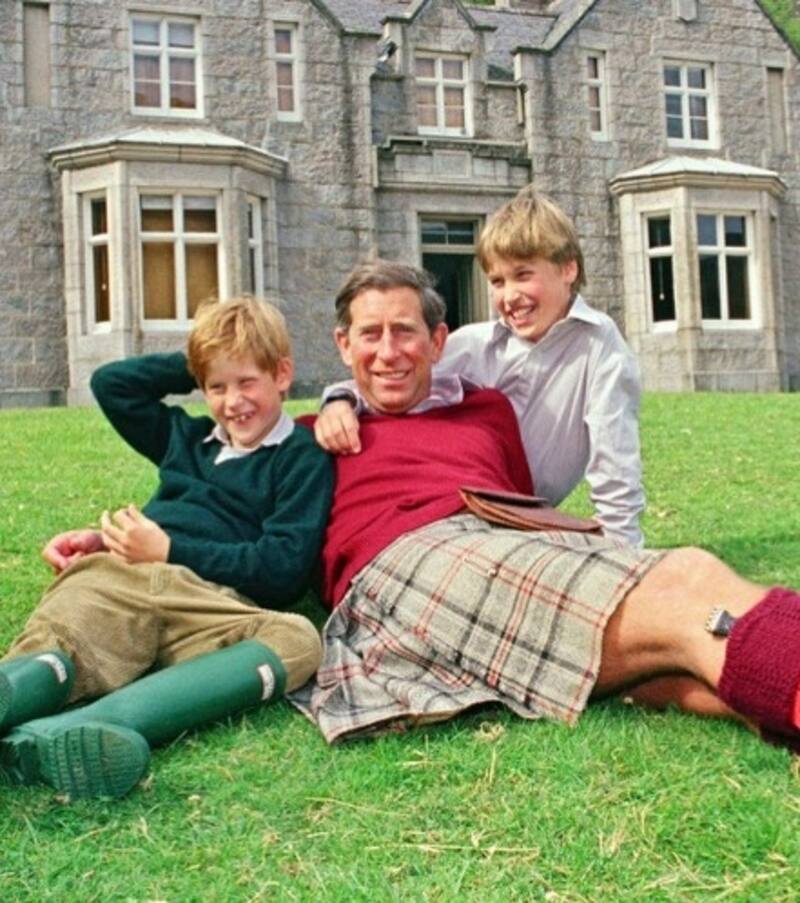 El entonces príncipe de Gales con sus hijos en el Castillo de Balmoral en vacaciones