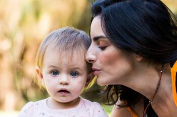 Aislinn Derbez así disfrutó sus vacaciones en Universal Studios al lado de su hija Kailani
