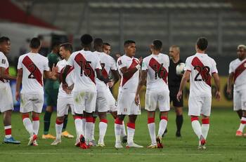 Perú a dos puntos del boleto a repechaje: golea 3-0 a Bolivia