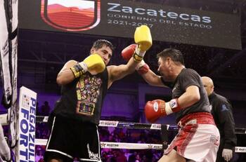 VIDEO | 'Terrible' Morales y 'Travieso' Arce se dieron un buen agarrón en pelea de exhibición