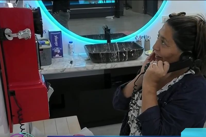 La Pincoya estuvo largo rato teniendo una conversación imaginaria con su hijo, Gatito, y su esposo Rodrigo en la dinámica del teléfono rojo en "Gran Hermano" Chile.