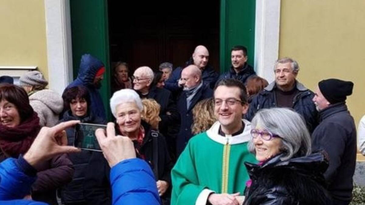 "Es una prohibición absurda": sacerdote se negó a bendecir ramos como protesta ante el rechazo del Vaticano a parejas del mismo sexo
