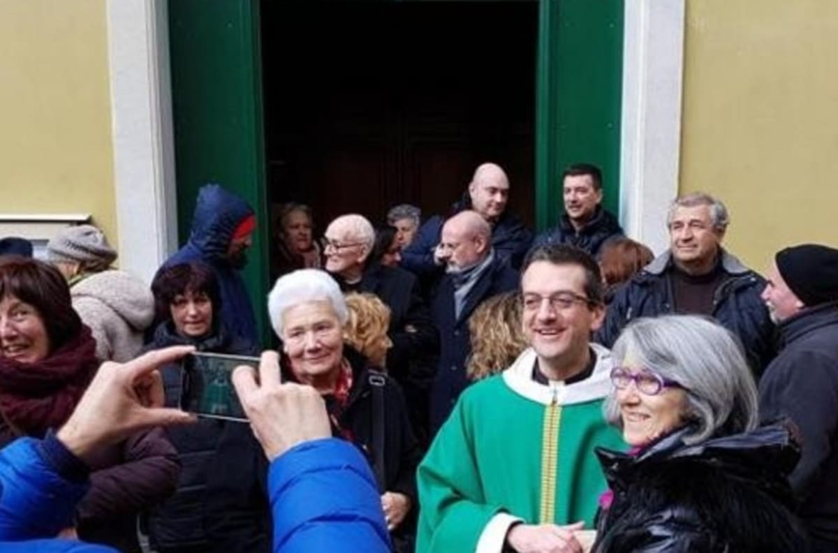 "Es una prohibición absurda": sacerdote se negó a bendecir ramos como protesta ante el rechazo del Vaticano a parejas del mismo sexo