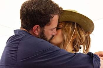 Jennifer Lopez confirma su relación con Ben Affleck y presume lujoso anillo