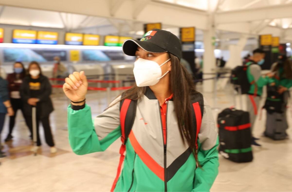 (VIDEO) Jugadora mexicana de sóftbol presumió tener todos sus uniformes