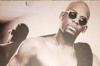 R. Kelly obligaba a sus parejas a seguir un guion en las entrevistas