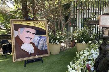 Familia de Vicente Fernández devela estatua del cantante con motivo de su cumpleaños