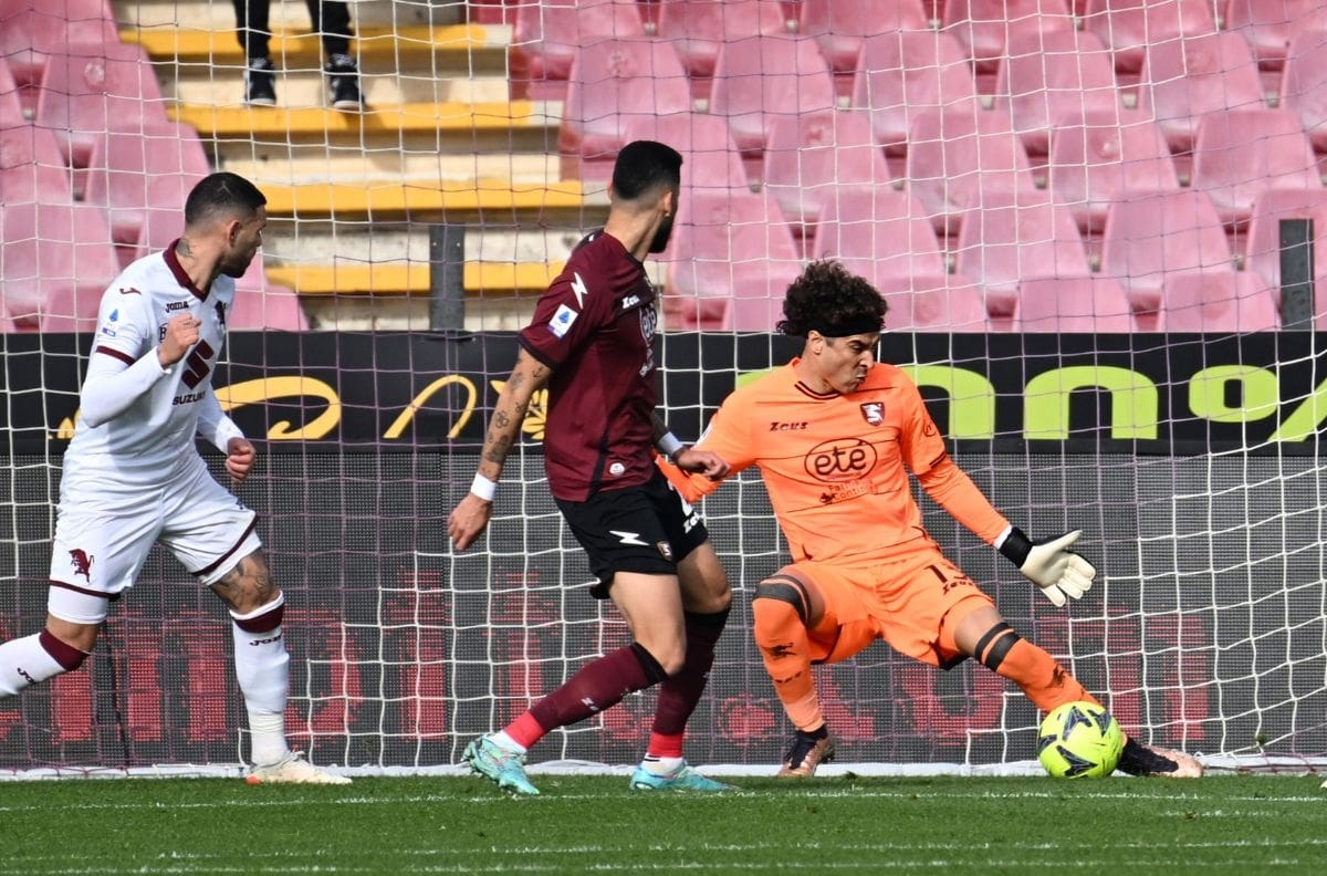 Guillermo Ochoa vuelve a ser la figura del Salernitana ante el Torino