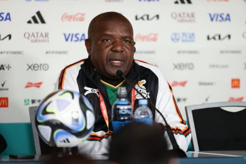 Bruce Mwape, el entrenador de Zambia denunciado por abuso sexual, durante una conferencia de prensa.