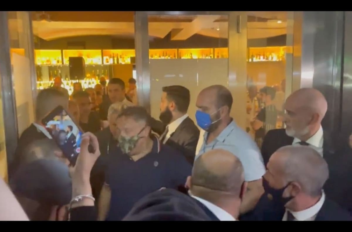 Video: Mourinho festeja con euforia sus mil partidos como DT